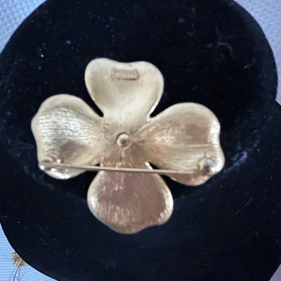 Trifari Gold-Tone Floral Brooch Vintage - Picture 4 of 5